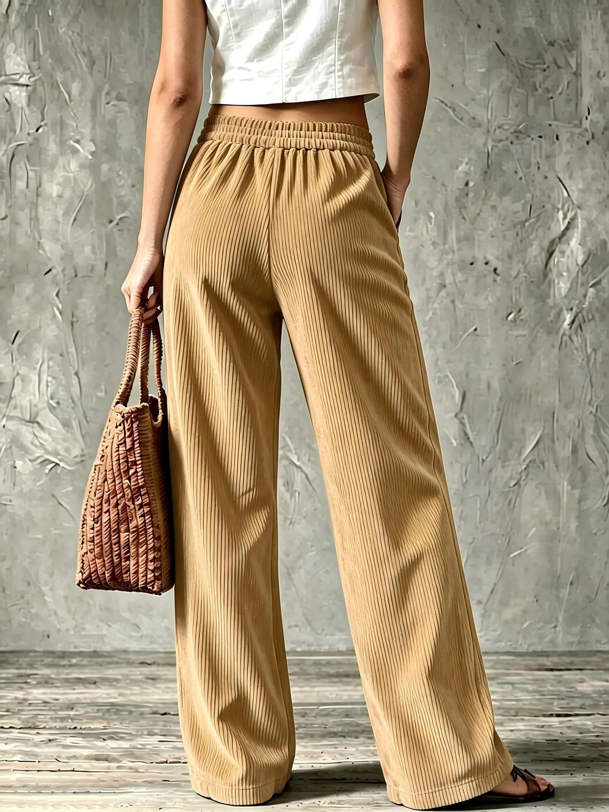 Pantalón ancho de pana con bolsillos utilitarios