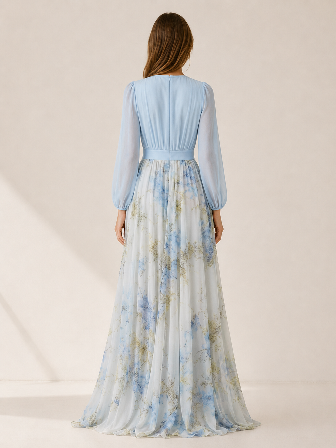 Vestido largo floral con escote en V y mangas transparentes