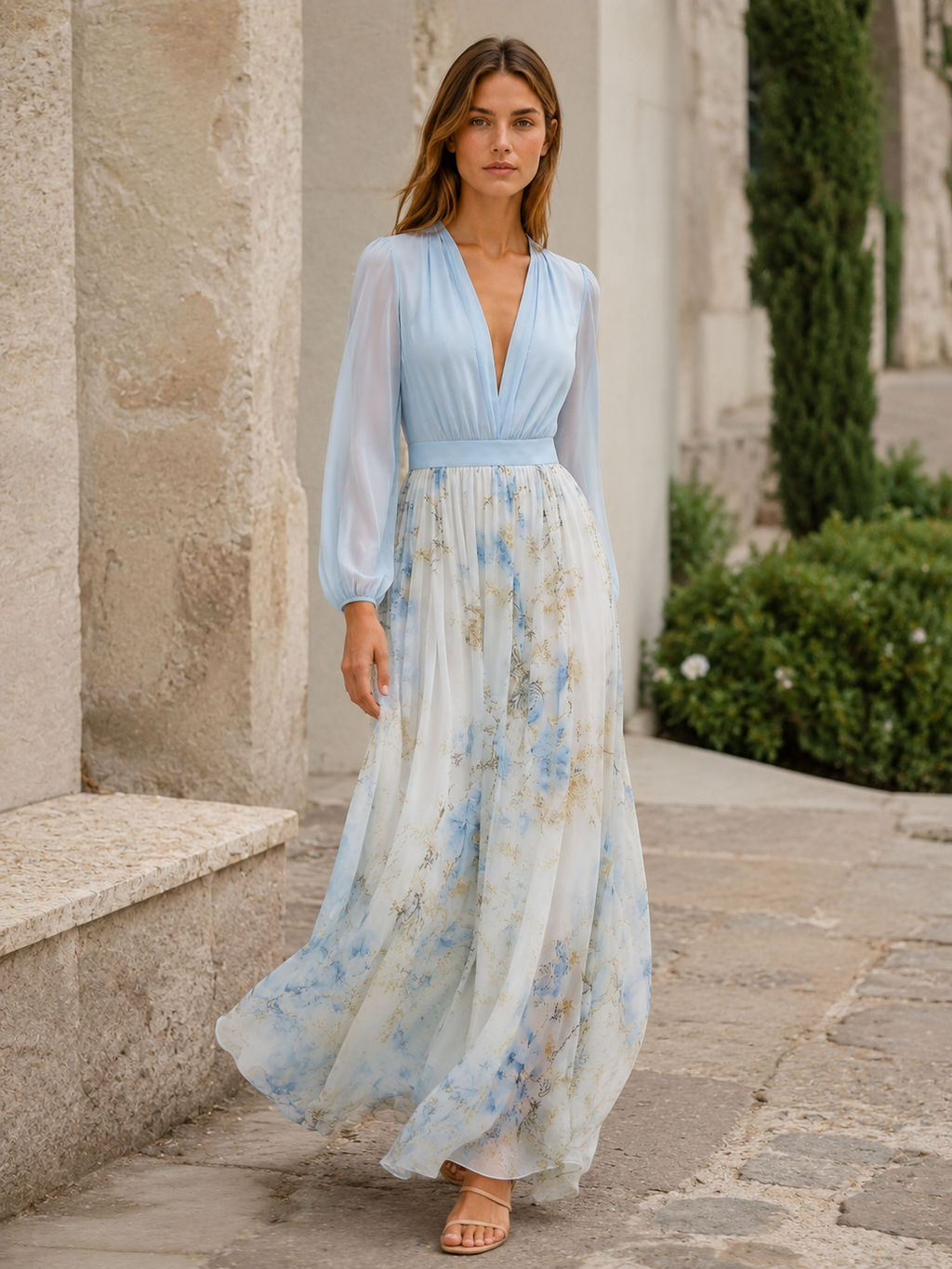 Vestido largo floral con escote en V y mangas transparentes