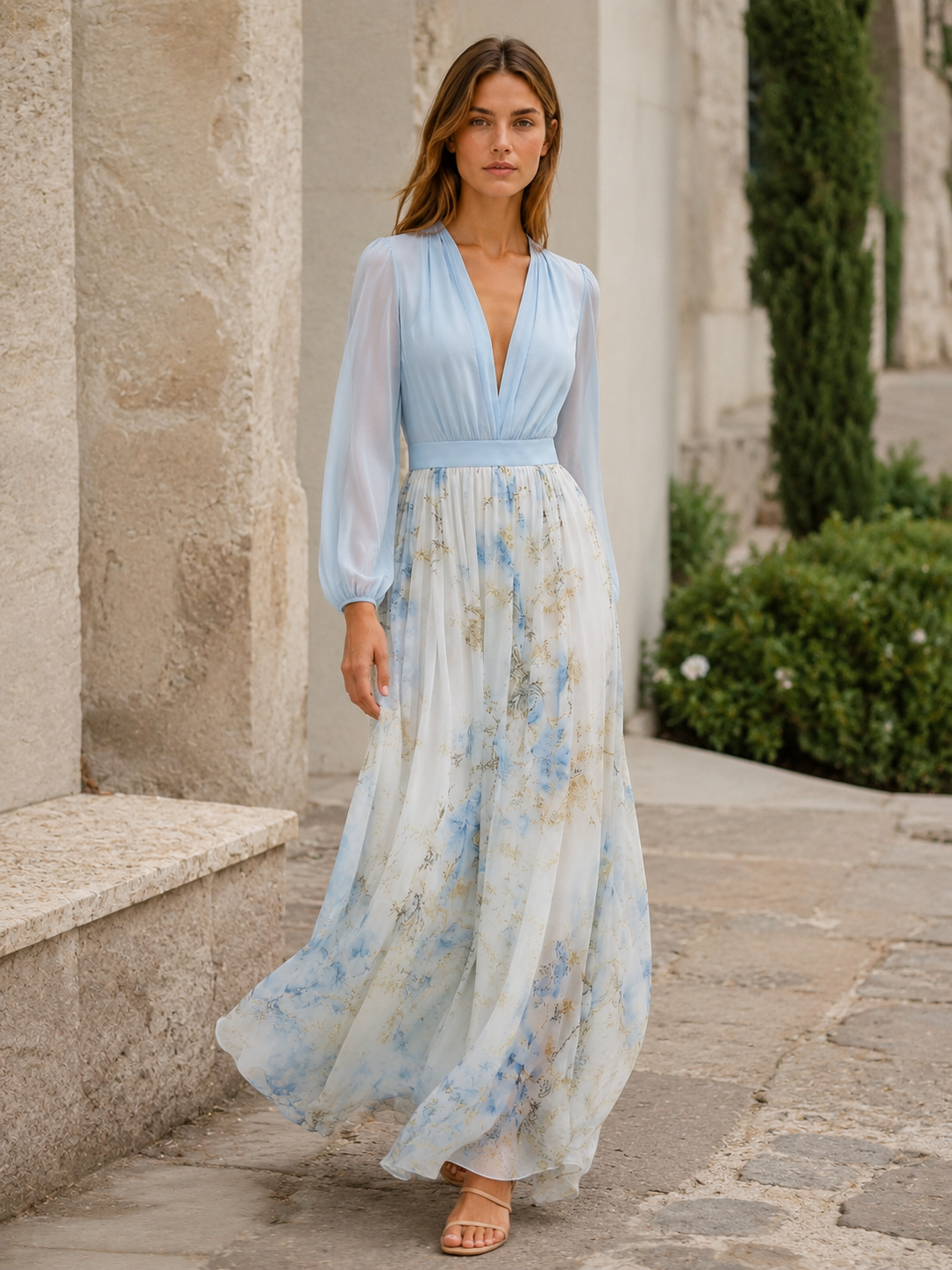 Vestido largo floral con escote en V y mangas transparentes