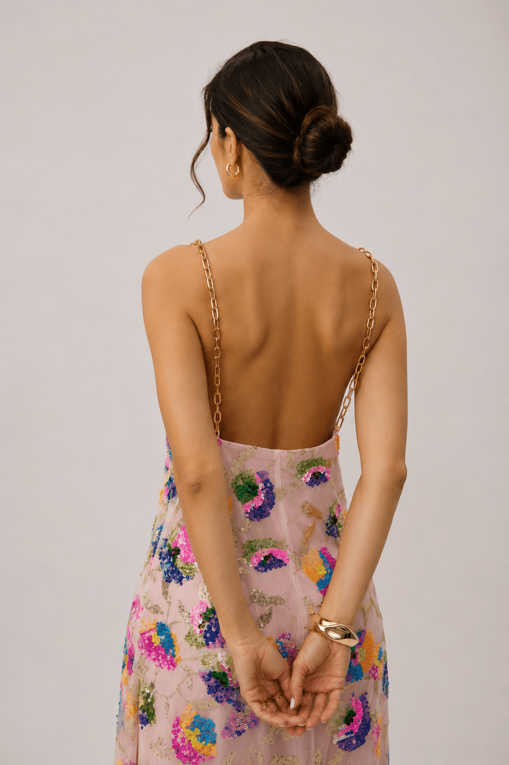 Vestido largo sin espalda con lentejuelas bordadas