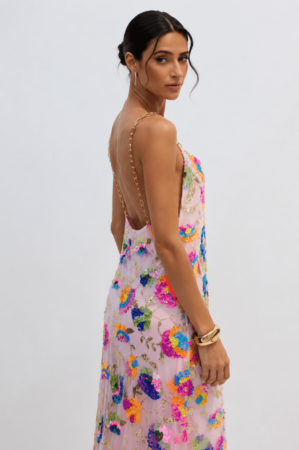 Vestido largo sin espalda con lentejuelas bordadas